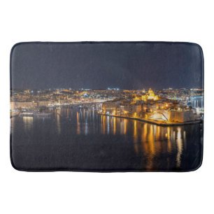 Hafen in Malta nachts beleuchtet Badematte