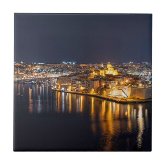 Hafen in Malta nachts beleuchtet Fliese (Vorderseite)
