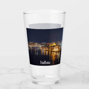 Hafen in Malta nachts beleuchtet Glas