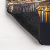 Hafen in Malta nachts beleuchtet Mousepad (Ecke)