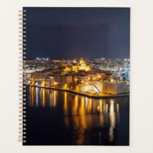 Hafen in Malta nachts beleuchtet Planer