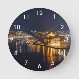 Hafen in Malta nachts beleuchtet Runde Wanduhr