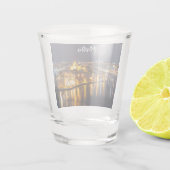 Hafen in Malta nachts beleuchtet Schnapsglas (Rückseite)