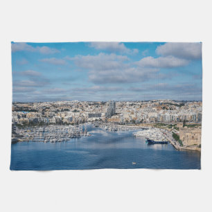 Hafen Sliema mit modernen Gebäude und Booten Geschirrtuch