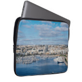 Hafen Sliema mit modernen Gebäude und Booten Laptopschutzhülle (Vorne Rechts)