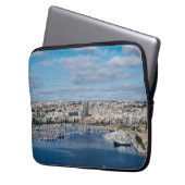 Hafen Sliema mit modernen Gebäude und Booten Laptopschutzhülle (Vorderseite Links)