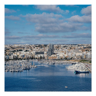 Hafen Sliema mit modernen Gebäude und Booten Poster
