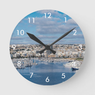 Hafen Sliema mit modernen Gebäude und Booten Runde Wanduhr