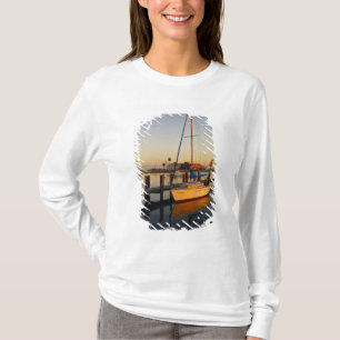 Hafen von Rockport, Texas bei Sonnenuntergang T-Shirt