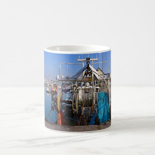 Hafen von Saint-Vaast-la-Hougue in Frankreich Kaffeetasse (Mittel)