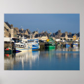 Hafen von Saint-Vaast-la-Hougue in Frankreich Poster (Vorne)