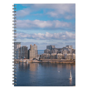 Hafen von Sliema und Wolkenkratzer in Malta Notizblock