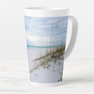 Hafer und weißer Sandstrand Morgens Latte Tasse
