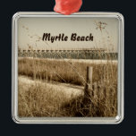 Haferflocken an den Dünen von Myrtle Beach Ornament Aus Metall<br><div class="desc">Dieses sepia-farbene Foto zeigt eine Szene von Meeresfrüchten,  die in der Meeresbrise nahe dem Ufer an der Pier 14 in Myrtle Beach,  South Carolina schweben.</div>
