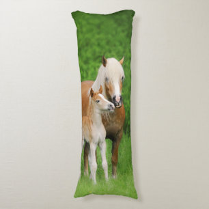 Haflinger Horses Niedlich Foal Kiss Mum Foto - kus Seitenschläferkissen