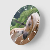 Haflinger Niedlich Pferde Fohlen und Mama Cuddling Runde Wanduhr (Winkel)