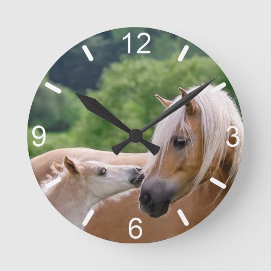 Haflinger Niedlich Pferde Fohlen und Mama Cuddling Runde Wanduhr (Vorderseite)