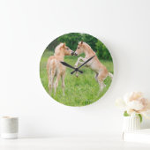 Haflinger pfercht niedliche Fohlen Große Wanduhr (Zuhause)