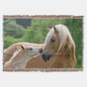 Haflinger Pferde Foal Mare Cuddling, weich Decke (Vorderseite)