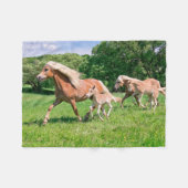 Haflinger Pferde mit Niedlichen Foals Run Funny Fo Fleecedecke (Vorderseite (Horizontal))
