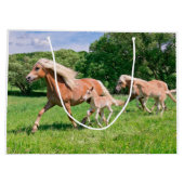 Haflinger Pferde mit niedlichen Fohlen lassen Große Geschenktüte (Rückseite)