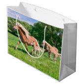 Haflinger Pferde mit niedlichen Fohlen lassen Große Geschenktüte (Rückseite Schrägansicht)