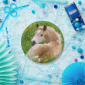 Haflinger Pferdeniedliches Fohlen im Pappteller (Party)