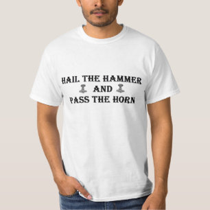 Hageln Sie den Hammer und führen Sie das Horn T-Shirt