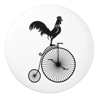 Hahn, der auf einem Vintagen Fahrrad sitzt Keramikknauf