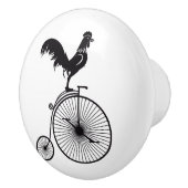 Hahn, der auf einem Vintagen Fahrrad sitzt Keramikknauf (Rechts)