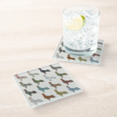 Hähnchenbauernhof mit farbigen Mustern Glasuntersetzer (Schrägansicht)