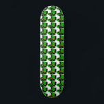 Hahnentrittmuster-Skateboard für Grüne Schallplatt Skateboard<br><div class="desc">Dieses Green Record Player Hahnentrittmuster Skateboard nimmt zwei Klassiker auf und bringt sie zusammen. Das moderne, minimalistische Kunstdesign aus der Mitte des Jahrhunderts besticht durch einen sich wiederholenden Cartoon, der von einem hellgrünen, tragbaren Plattenspieler gezeichnet wird. Die Bilder sind Orte in einer Weise, dass ein kitschiges Hahnentrittmuster-Muster gebildet wird. Ob...</div>