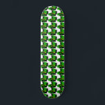 Hahnentrittmuster-Skateboard für Grüne Schallplatt Skateboard<br><div class="desc">Dieses Green Record Player Hahnentrittmuster Skateboard nimmt zwei Klassiker auf und bringt sie zusammen. Das moderne, minimalistische Kunstdesign aus der Mitte des Jahrhunderts besticht durch einen sich wiederholenden Cartoon, der von einem hellgrünen, tragbaren Plattenspieler gezeichnet wird. Die Bilder sind Orte in einer Weise, dass ein kitschiges Hahnentrittmuster-Muster gebildet wird. Ob...</div>