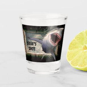 Hai-Angriff springt aus dem Wasser im 3D-Stil Schnapsglas