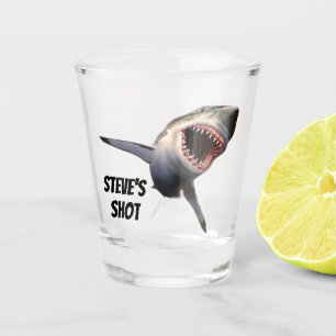 Hai-Angriff springt aus dem Wasser im 3D-Stil Schnapsglas