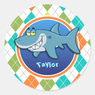 Hai auf farbenfroher Raute Muster Runder Aufkleber