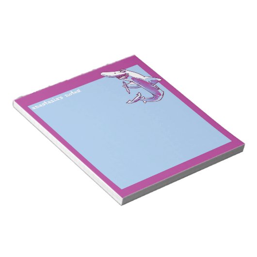 Hai hält Bleistift lustigen Cartoon anpassbar Notizblock (angewinkelt)