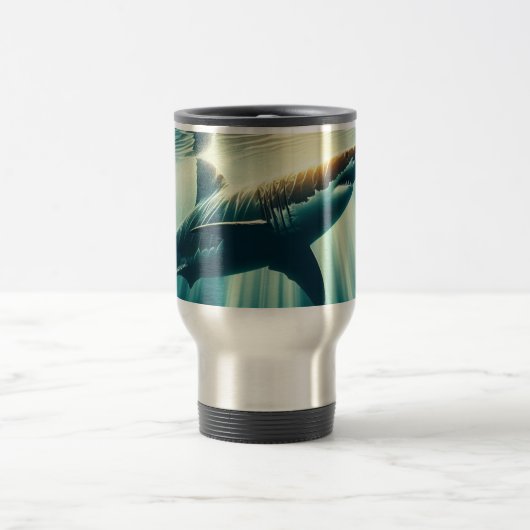 Hai in der Tiefsee und Sonnenlicht Reisebecher (Mittel)