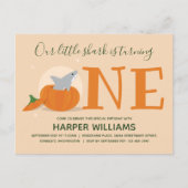 Hai macht einen Pumpkin ersten Geburtstag Einladungspostkarte (Vorderseite)