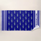 Hai Muster Navy Blue und White Streifen Name Fun Strandtuch (Vorderseite)