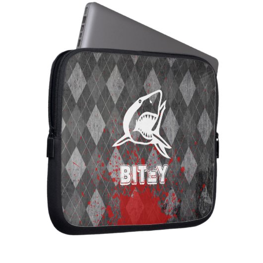 Hai-Piktogramm auf grungenhafter schwarzer Raute Laptopschutzhülle (Vorne Rechts)