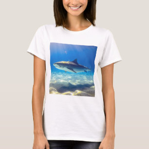 Hai Schwimmt Blaues Ozeanwasser T-Shirt