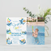 Hai-Tastic Ganzjährig Foto Geburtstagsparty Einladung (Stehend Vorderseite)
