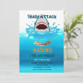 Haiangriff Pool Geburtstagsparty Einladung (Stehend Vorderseite)