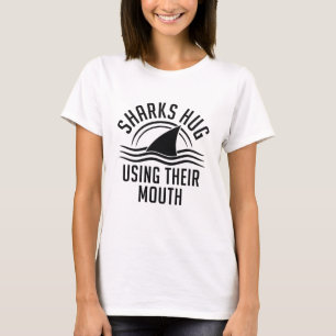 Haie umarmen mit dem Mund T-Shirt