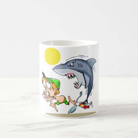 Haifisch, der eine Jungen-Tasse jagt Kaffeetasse (Mittel)