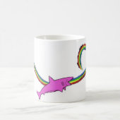 Haifisch-Regenbogen Wurf-oben Kaffeetasse (Mittel)