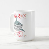Haifisch-Umarmung mit der Mund-lustigen Tasse (Vorderseite Links)