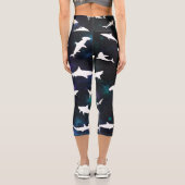 Haifisch-weißer Schatten auf der Dunklen Galaxie Capri Leggings (Rückseite)