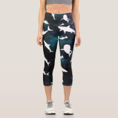 Haifisch-weißer Schatten auf der Dunklen Galaxie Capri Leggings (Vorderseite)
